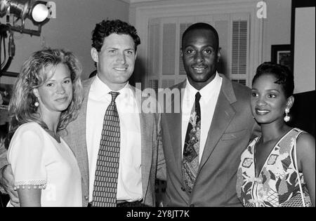 Steve Young e fidanzata con Jerry Rice e moglie Jacqueline Oakland California 1990. Crediti: Ross Pelton/MediaPunch Foto Stock