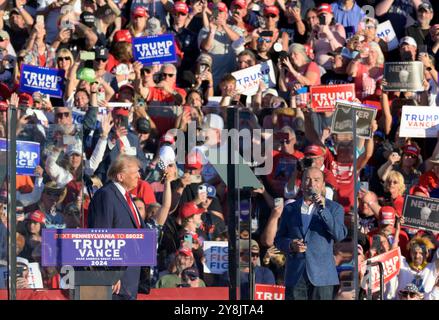 Bulter, Stati Uniti. 5 ottobre 2024. Il cantante Lee Greenwood si unisce all'ex presidente e candidato repubblicano Donald Trump al Bulter Farm Show Grounds di sabato 5 ottobre 2024. Foto di Archie Carpenter/UPI. Crediti: UPI/Alamy Live News Foto Stock