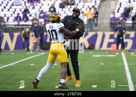 Seattle, Stati Uniti. 5 ottobre 2024. Il quarterback dei Michigan Wolverines Alex Orji (10) e il capo-allenatore Sherrone Moore si preparano per una partita di football universitario contro i Washington Huskies all'Husky Stadium di Seattle, Washington, il 5 ottobre 2024. (Credito fotografico Nate Koppelman/Sipa USA) credito: SIPA USA/Alamy Live News Foto Stock