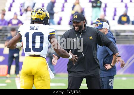 Seattle, Stati Uniti. 5 ottobre 2024. Il quarterback dei Michigan Wolverines Alex Orji (10) e il capo-allenatore Sherrone Moore si preparano per una partita di football universitario contro i Washington Huskies all'Husky Stadium di Seattle, Washington, il 5 ottobre 2024. (Credito fotografico Nate Koppelman/Sipa USA) credito: SIPA USA/Alamy Live News Foto Stock