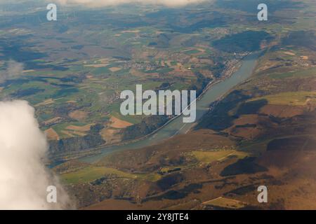 Vista aerea di Magonza e delle industrie intorno al fiume Reno nei sobborghi di Francoforte, Germania Foto Stock