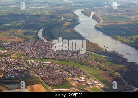 Vista aerea di Magonza e delle industrie intorno al fiume Reno nei sobborghi di Francoforte, Germania Foto Stock