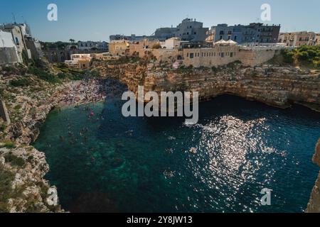 La bellissima Polignano a Mare, nel cuore della Puglia, con le sue scogliere e le sue baie d'acqua cristallina. Foto Stock