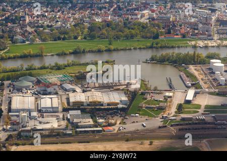 Vista aerea di Magonza e delle industrie intorno al fiume Reno nei sobborghi di Francoforte, Germania Foto Stock