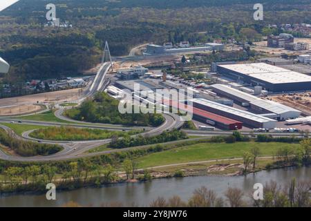 Vista aerea di Magonza e delle industrie intorno al fiume Reno nei sobborghi di Francoforte, Germania Foto Stock