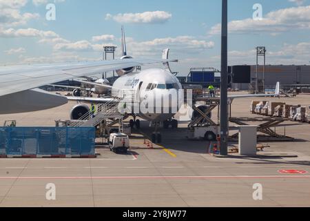 Un aereo parcheggiato nell'aeroporto di Francoforte (flughafen), uno dei più grandi d'Europa, la Germania Foto Stock