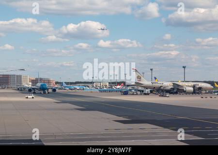 Aerei parcheggiati a Fingers nell'aeroporto di Francoforte (flughafen), uno dei più grandi d'Europa, la Germania Foto Stock