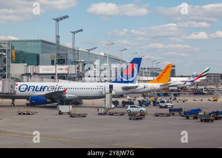 Aerei parcheggiati a Fingers nell'aeroporto di Francoforte (flughafen), uno dei più grandi d'Europa, la Germania Foto Stock