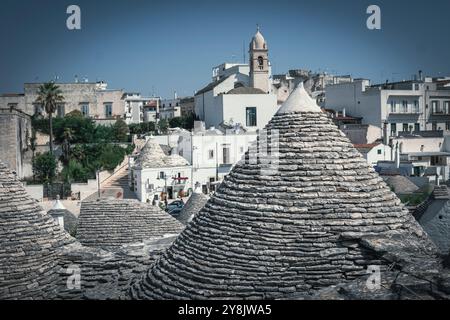 I tipici Trulli di Alberobello. Case medievali in pietra bianca create per proteggere dal calore dell'estate dell'italia meridionale. Foto Stock