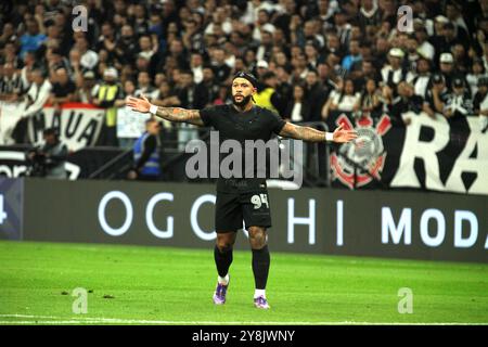 São Paolo, Brasile. 5 ottobre 2024. Memphis Depay fa il suo debutto come titolare per la squadra Corinthians Paulista, nella partita tra Corinthians e Internacional, nel campionato brasiliano di calcio di serie A. Sao Paulo City 2024. Brasile, sabato 5 ottobre 2024. Crediti: Saulo Dias/Alamy Live News Foto Stock