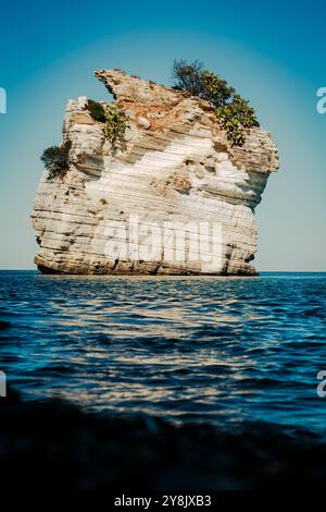 Gli stack della baia Zagare. Faraglioni di baia delle Zagare Foto Stock