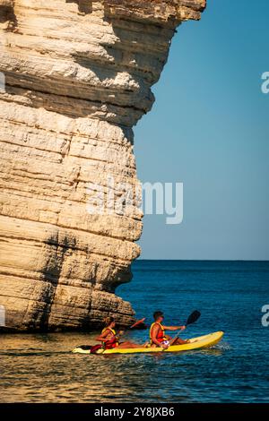 Gli stack della baia Zagare. Faraglioni di baia delle Zagare Foto Stock