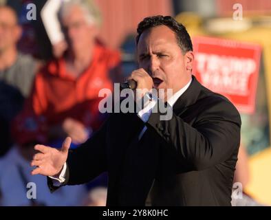 Bulter, Stati Uniti. 5 ottobre 2024. Il tenore Christopher Macchio canta alla manifestazione per l'ex presidente Donald Trump al Bulter Farm Show Grounds di sabato 5 ottobre 2024. Foto di Archie Carpenter/UPI. Crediti: UPI/Alamy Live News Foto Stock