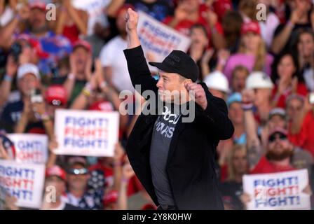 Bulter, Stati Uniti. 5 ottobre 2024. Elon Musk, fondatore, CEO e Chief Engineer di SpaceX lascia la manifestazione per l'ex presidente Donald Trump al Bulter Farm Show Grounds per un raduno che si terrà sabato 5 ottobre 2024. Foto di Archie Carpenter/UPI. Crediti: UPI/Alamy Live News Foto Stock