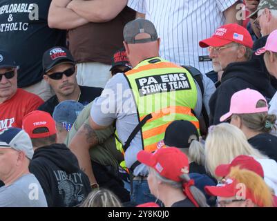 Bulter, Stati Uniti. 5 ottobre 2024. L'ex presidente Donald Trump mette in pausa il suo discorso mentre EMS dà aiuto a qualcuno nelle tribune al Bulter Farm Show Grounds sabato 5 ottobre 2024. Foto di Archie Carpenter/UPI. Crediti: UPI/Alamy Live News Foto Stock