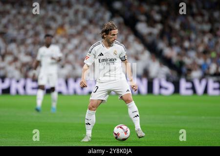 Madrid, Spagna. 5 ottobre 2024. MADRID, SPAGNA - 5 ottobre: Luka Modric del Real Madrid in azione durante la partita della liga 2023/24 tra Real Madrid e Villarreal allo stadio Santiago Bernabeu. Crediti: Guille Martinez/AFLO/Alamy Live News Foto Stock