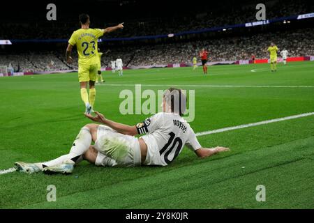 Madrid, Spagna. 5 ottobre 2024. MADRID, SPAGNA - 5 ottobre: Luka Modric del Real Madrid durante la partita della liga 2023/24 tra Real Madrid e Villarreal allo stadio Santiago Bernabeu. Crediti: Guille Martinez/AFLO/Alamy Live News Foto Stock