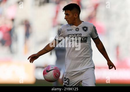 Curitiba, Brasile. 5 ottobre 2024. Thiago Almada di Botafogo, durante la partita tra Athletico Paranaense e Botafogo, per la serie A 2024 brasiliana, allo stadio Ligga Arena, a Curitiba il 5 ottobre 2024. Foto: Heuler Andrey/DiaEsportivo/Alamy Live News crediti: DiaEsportivo/Alamy Live News Foto Stock