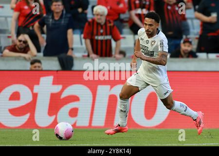 Curitiba, Brasile. 5 ottobre 2024. Vitinho del Botafogo, durante la partita tra l'Athletico Paranaense e il Botafogo, per la serie A 2024 brasiliana, allo stadio Ligga Arena, a Curitiba il 5 ottobre 2024. Foto: Heuler Andrey/DiaEsportivo/Alamy Live News crediti: DiaEsportivo/Alamy Live News Foto Stock