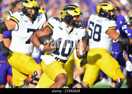 Seattle, Washington, Stati Uniti. 5 ottobre 2024. Il quarterback dei Michigan Wolverines Alex Orji (10) si scontrò durante la partita di football NCAA tra i Michigan Wolverines e i Washington Huskies a Seattle, Washington. Steve Faber/CSM/Alamy Live News Foto Stock