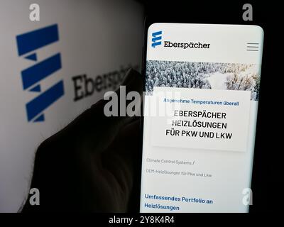 Germania. 1 agosto 2024. In questa illustrazione fotografica, una persona ha in mano un cellulare con la pagina web dell'azienda automobilistica tedesca Eberspächer Gruppe GmbH Co. KG con logo. Credito: SOPA Images Limited/Alamy Live News Foto Stock