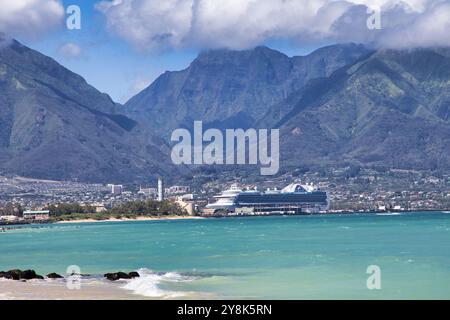 La grande nave da crociera ormeggia a Wailuku vista dalla spiaggia di Kanaha. Foto Stock