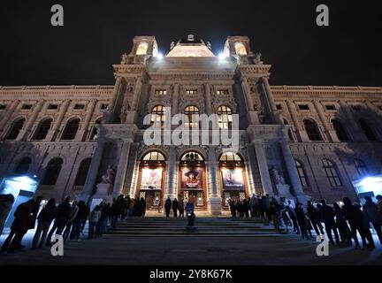 Vienna, Austria. 5 ottobre 2024. La gente aspetta in fila per entrare al Kunsthistorisches Museum di Vienna, Austria, 5 ottobre 2024. In Austria sabato si è tenuta la 24° "lunga notte dei Musei", durante la quale musei e gallerie a livello nazionale sono rimasti aperti dalle 18:00 alle 24:00 del giorno successivo. Crediti: Han Lu/Xinhua/Alamy Live News Foto Stock