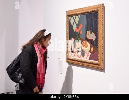 Vienna, Austria. 5 ottobre 2024. Un visitatore guarda una mostra al Leopold Museum di Vienna, Austria, 5 ottobre 2024. In Austria sabato si è tenuta la 24° "lunga notte dei Musei", durante la quale musei e gallerie a livello nazionale sono rimasti aperti dalle 18:00 alle 24:00 del giorno successivo. Crediti: Han Lu/Xinhua/Alamy Live News Foto Stock