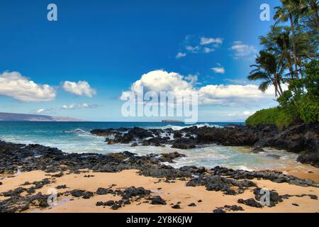 Bellissima spiaggia segreta con molokini sullo sfondo sulla costa meridionale di maui. Foto Stock