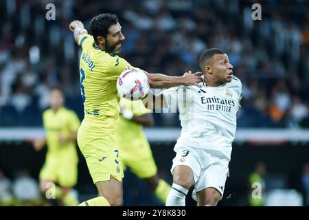 Madrid, Spagna. 5 ottobre 2024. Kylian Mbappe (R) del Real Madrid sfida con Raul Albiol del Villarreal durante la partita di calcio della Liga tra Real Madrid e Villarreal a Madrid, Spagna, il 5 ottobre 2024. Crediti: Gustavo Valiente/Xinhua/Alamy Live News Foto Stock