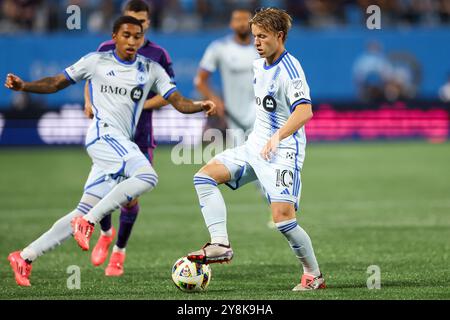 Charlotte, North Carolina, Stati Uniti. 5 ottobre 2024. Il centrocampista del CF Montréal BRYCE DUKE (10) dribbla la palla durante la prima metà della partita Charlotte FC vs CF Montreal MLS al Bank of America Stadium di Charlotte, North Carolina, il 5 ottobre 2024. (Immagine di credito: © Cory Knowlton/ZUMA Press Wire) SOLO PER USO EDITORIALE! Non per USO commerciale! Foto Stock