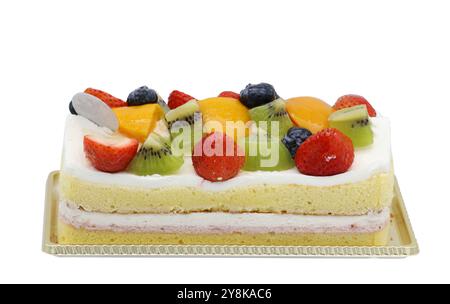 Torta a strati decorata con mirtilli, fragole e kivi sulla parte superiore isolata su sfondo bianco Foto Stock