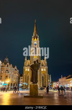 Monumento di Svetozar Miletić: Vista notturna della cattedrale nella Piazza della città di Novi Sad 10. 5. 2024. Regione della Vojvodina Serbia Foto Stock