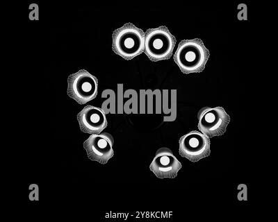 Alien Invasion Concept: Nove lampadine su sfondo scuro Foto Stock