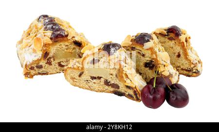 Torta di frutta con ciliegie e mandorle ripiena di uvetta e marzapane e decorata con ciliegie di glace e mandorle in scaglie isolate su sfondo bianco Foto Stock