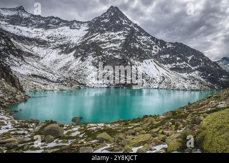 Bellissimo lago alpino e alte montagne innevate, lago Gelmersee, passo Grimsel, Oberland Bernese, Svizzera, Europa Foto Stock