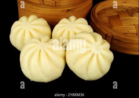 Gruppo di soffici panini bao al vapore ripieni di salsa hoisin e carne d'anatra Foto Stock