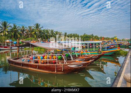 Barche vietnamite sul fiume Thu bon nella città vecchia di Hoi An in Vietnam in estate Foto Stock