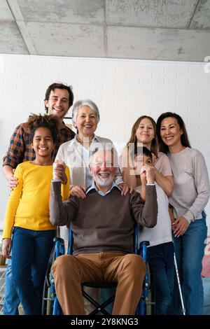 Ampia famiglia multietnica con bambini, nonni e genitori che si divertono insieme Foto Stock