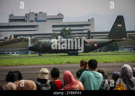 Un aereo appartenente all'esercito di Stato indonesiano ha attraversato la linea di decollo presso la base aerea di Husein Sastranegara, Bandung City, Indonesia, sabato 5 ottobre 2024. L'esposizione degli aerei da trasporto dell'esercito nazionale indonesiano (TNI) si è tenuta per commemorare il 79° anniversario della TNI. Ogni 5 ottobre, il TNI celebra l'inaugurazione dell'organizzazione militare indonesiana. I tre tipi di aerei da trasporto esposti includono il C-130 Hercules, il CN295, il CN235 e l'NC212i. (Foto di Rasyad Yahdiyan/INA Photo Agency/Sipa USA) Foto Stock