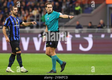 Milano, Italia. 5 ottobre 2024. Italia, Milano, 2024 10 05: Matteo Marcenaro (arbitro) fischietta un lancio nel primo tempo durante la partita di calcio FC Inter vs Torino FC, serie A Tim 2024-2025 giorno 7, Stadio San Siro. Italia, Milano, 2024 10 05: FC Inter vs Torino FC, Lega calcio serie A Tim 2024-2025 giorno 7, allo Stadio San Siro (Credit Image: © Fabrizio Andrea Bertani/Pacific Press via ZUMA Press Wire) SOLO USO EDITORIALE! Non per USO commerciale! Foto Stock