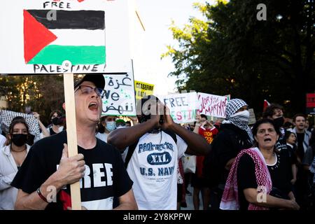 Washington DC, Stati Uniti. 5 ottobre 2024. I manifestanti stanno cantando durante una manifestazione pro-palestinese come parte di una giornata internazionale di azione vicino alla Casa Bianca, Washington DC, USA, il 5 ottobre 2024. Intorno alle 16:00, circa 1.000 marciarono fuori da Lafayette Square e su H Street NW all'incrocio di Black Lives Matter Plaza e bloccarono la strada. Crediti: Aashish Kiphayet/Alamy Live News Foto Stock