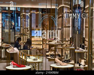 KUALA LUMPUR, MALESIA - 28 AGOSTO 2024: Negozio al dettaglio del marchio Jimmy Choo nel grande centro commerciale Foto Stock