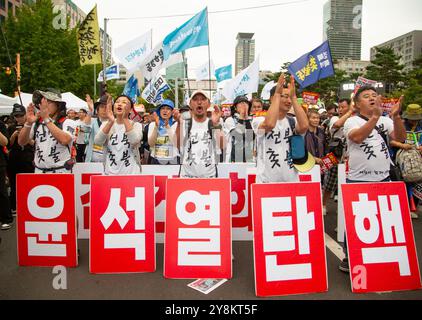 Protesta che chiede l'impeachment del presidente sudcoreano Yoon Suk-Yeol e l'arresto della first lady Kim Keon-Hee, 21 settembre 2024: I sudcoreani marciano durante una protesta che chiede l'impeachment del presidente Yoon Suk-Yeol vicino al parlamento di Seul, Corea del Sud. I partecipanti hanno chiesto l'arresto di Kim Keon-Hee, moglie del presidente Yoon, insistendo che la first lady stesse manipolando gli affari di stato. Migliaia di persone hanno partecipato alla manifestazione. Picchetti diceva: "Impeach Yoon Suk-Yeol!". Crediti: Lee Jae-won/AFLO/Alamy Live News Foto Stock