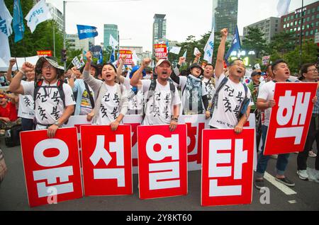 Protesta che chiede l'impeachment del presidente sudcoreano Yoon Suk-Yeol e l'arresto della first lady Kim Keon-Hee, 21 settembre 2024: I sudcoreani marciano durante una protesta che chiede l'impeachment del presidente Yoon Suk-Yeol vicino al parlamento di Seul, Corea del Sud. I partecipanti hanno chiesto l'arresto di Kim Keon-Hee, moglie del presidente Yoon, insistendo che la first lady stesse manipolando gli affari di stato. Migliaia di persone hanno partecipato alla manifestazione. Picchetti diceva: "Impeach Yoon Suk-Yeol!". Crediti: Lee Jae-won/AFLO/Alamy Live News Foto Stock