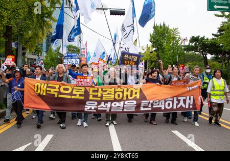 Protesta che chiede l'impeachment del presidente sudcoreano Yoon Suk-Yeol e l'arresto della first lady Kim Keon-Hee, 21 settembre 2024: I sudcoreani marciano durante una protesta che chiede l'impeachment del presidente Yoon Suk-Yeol vicino al parlamento di Seul, Corea del Sud. I partecipanti hanno chiesto l'arresto di Kim Keon-Hee, moglie del presidente Yoon, insistendo che la first lady stesse manipolando gli affari di stato. Migliaia di persone hanno partecipato alla manifestazione. Un cartello (davanti) e un picchetto recitano: "Impeach Yoon Suk-Yeol!". Crediti: Lee Jae-won/AFLO/Alamy Live News Foto Stock