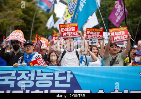 Protesta che chiede l'impeachment del presidente sudcoreano Yoon Suk-Yeol e l'arresto della first lady Kim Keon-Hee, 21 settembre 2024: I sudcoreani marciano durante una protesta che chiede l'impeachment del presidente Yoon Suk-Yeol vicino al parlamento di Seul, Corea del Sud. I partecipanti hanno chiesto l'arresto di Kim Keon-Hee, moglie del presidente Yoon, insistendo che la first lady stesse manipolando gli affari di stato. Migliaia di persone hanno partecipato alla manifestazione. Picchetti diceva: "Impeach Yoon Suk-Yeol!". Crediti: Lee Jae-won/AFLO/Alamy Live News Foto Stock