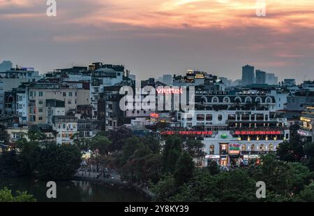 Vista ad alto livello della città vecchia di Hanoi (Vietnam del Nord) vicino al lago Hoan Kiem, al tramonto. Tramonto, spettacolare, splendido, spettacolare, tropicale, caldo, meraviglioso, Foto Stock