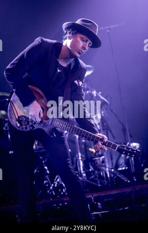 Cambridge, Regno Unito. 6 ottobre 2024. Carl Barat fronteggiava i Libertines sul palco al Cambridge Corn Exchange. Cristina Massei/Alamy Live News Foto Stock