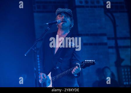 Cambridge, Regno Unito. 6 ottobre 2024. Peter Doherty vive sul palco con i Libertines al Cambridge Corn Exchange. Cristina Massei/Alamy Live News Foto Stock